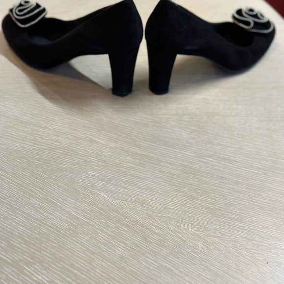In classic black suede with perfect round toe.Great condition & comfortable 👠 - Picture 4 of 4